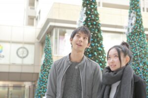 交際クラブで知り合った男女がクリスマスデートを楽しんでる