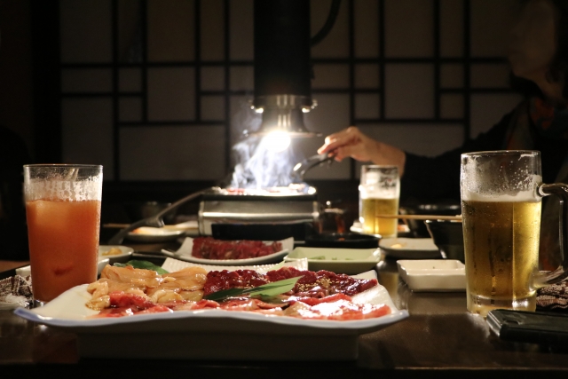 交際クラブで出会った男女が食事に行った焼き肉屋