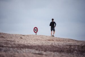 大人の恋愛に難しさを感じて運動で気を紛らわせる交際クラブ会員男性